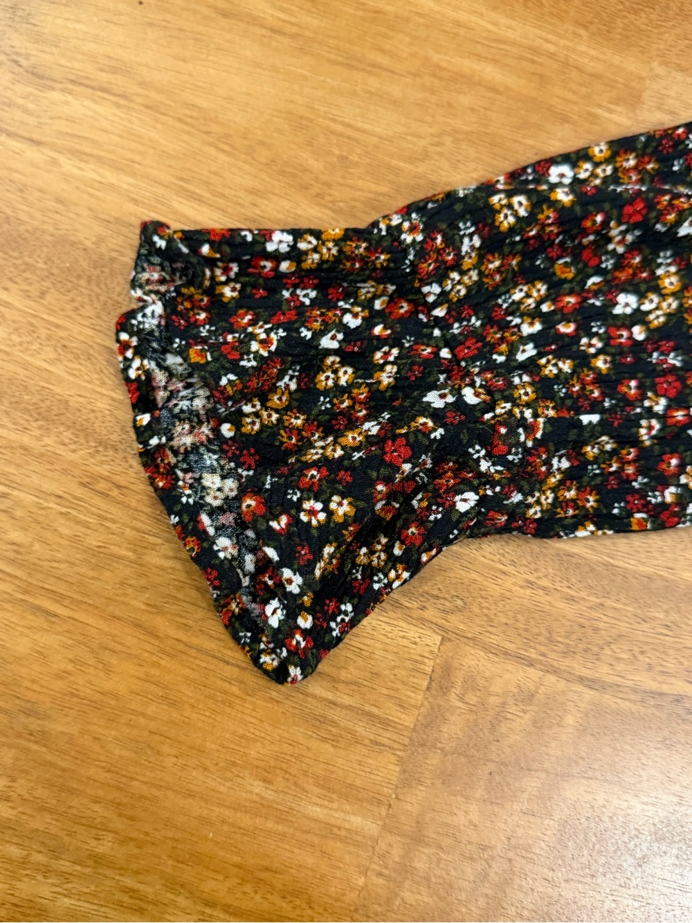 Sadie & Sage Black Floral Twist-Front Long Sleeve Crop Top Size Medium - Picture 5 of 9